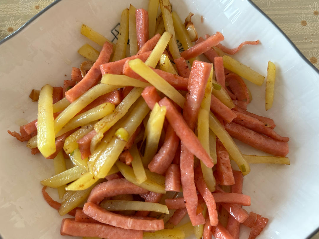 土豆辣椒炒方腿肉