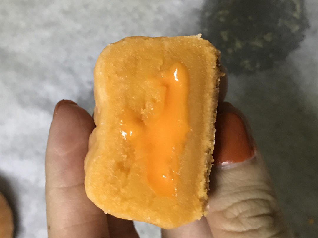 💃奶黄流心月饼——这是可以让你坐稳朋友圈厨霸位置的月饼🥮，没人点赞算我输👎