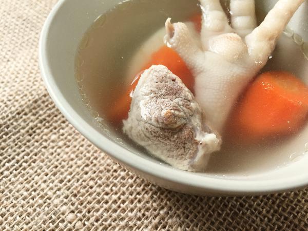 淮山红萝卜瘦肉汤的做法