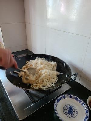 潮汕牛肉炒粿条的做法 步骤3
