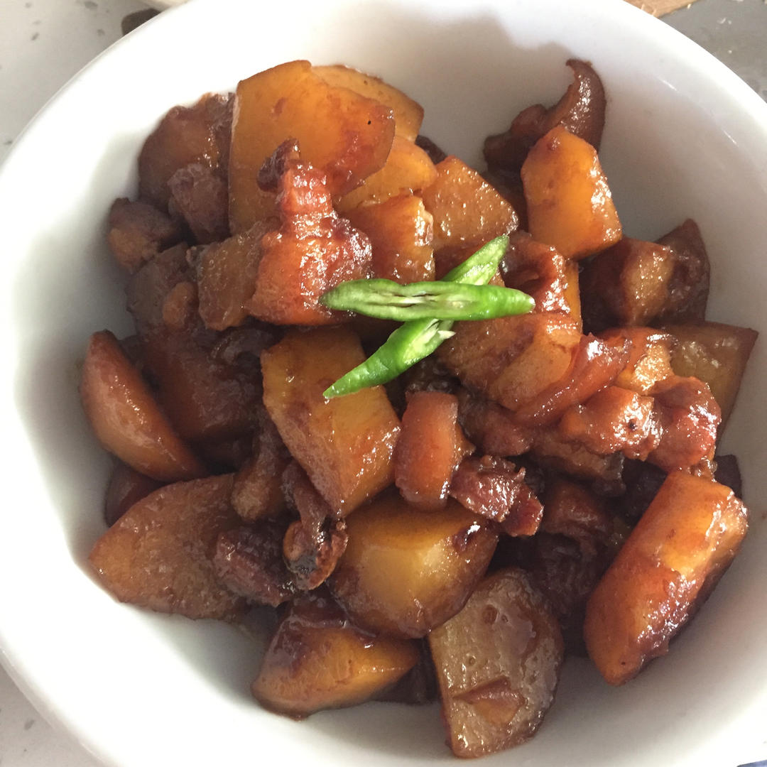 五花肉炖的土豆