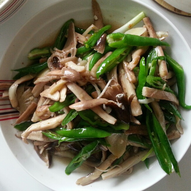 做过 韭菜花炒鸡枞菌 简单的用青椒炒出来就很好吃