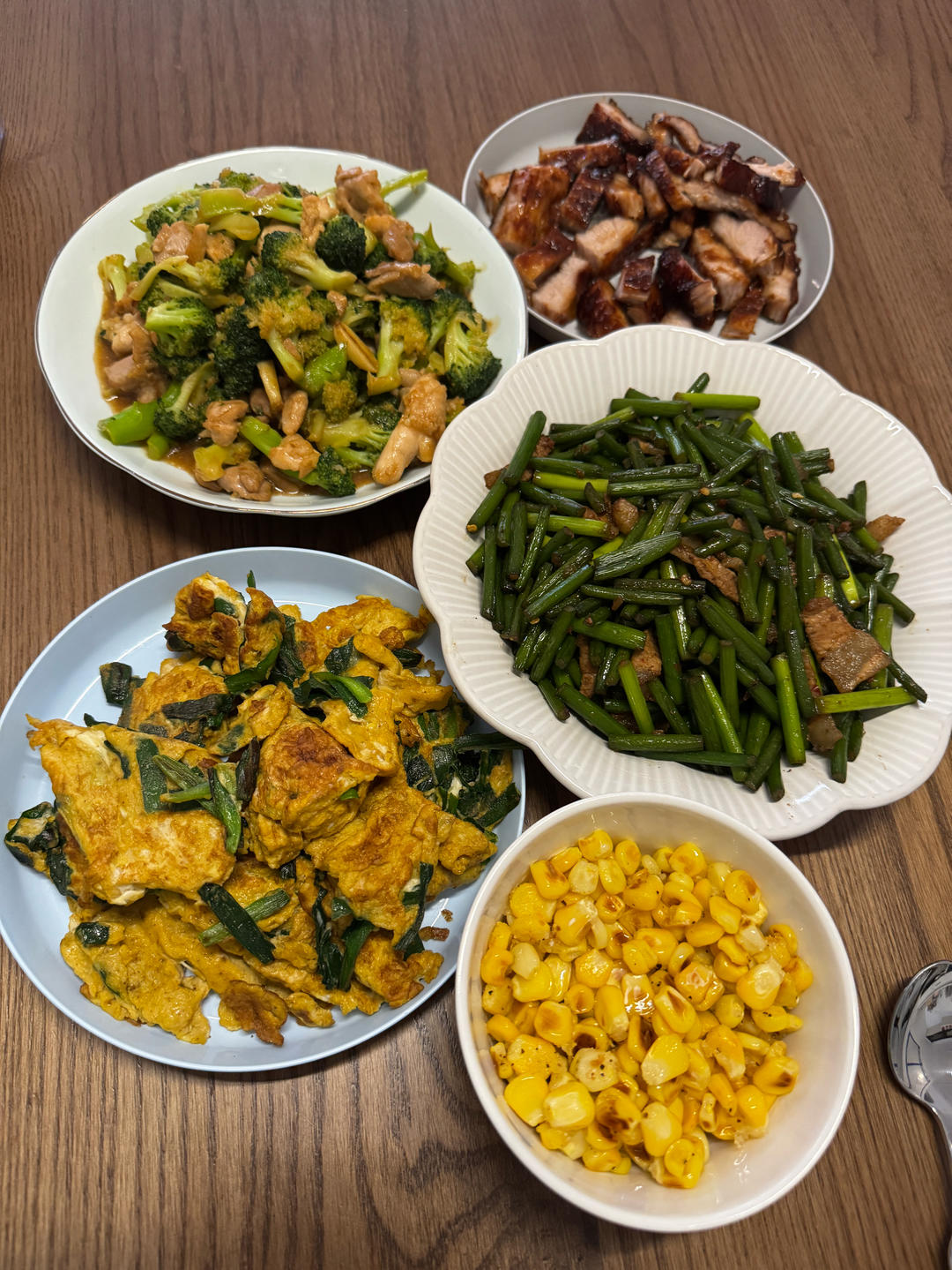 鸡腿肉炒西蓝花