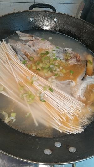 三文鱼头汤面的做法 步骤6