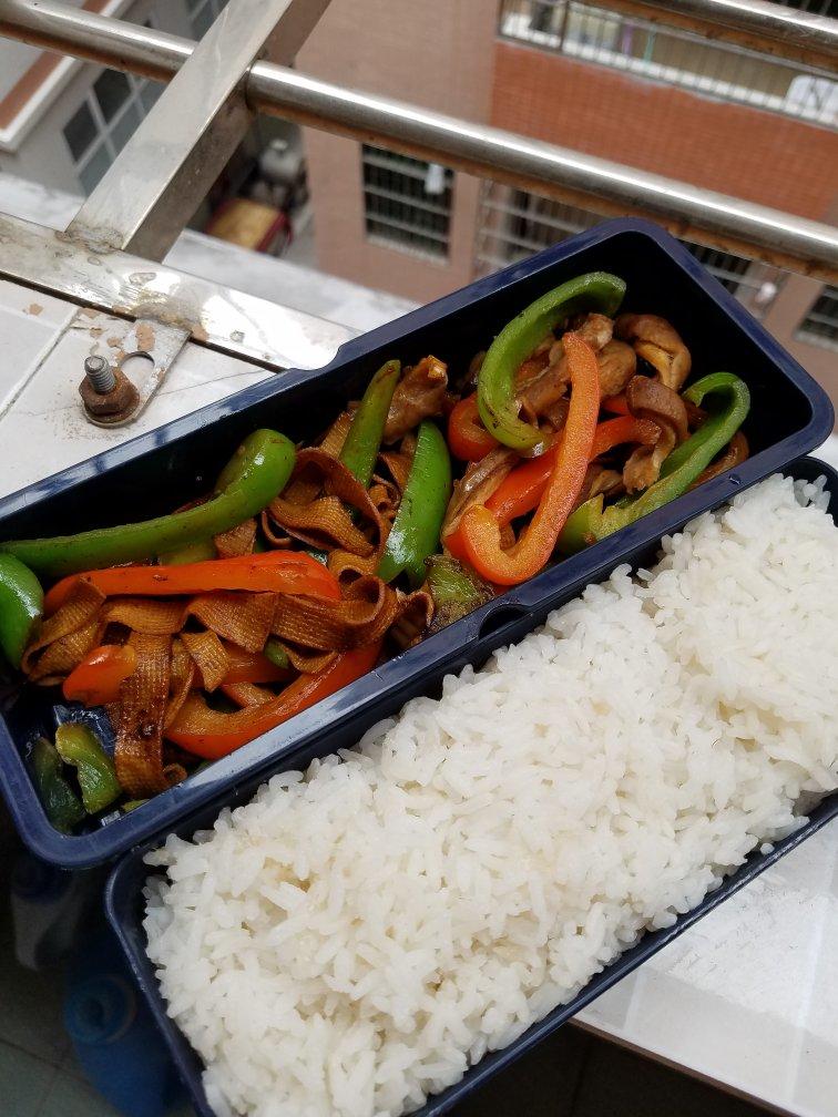 青椒鲜豆皮炒肉【诱食】