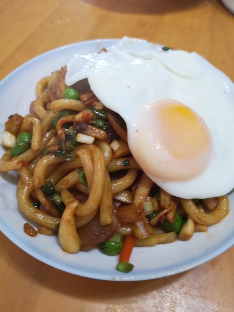 炒着比煮更好吃【腊肠菌菇炒乌冬】的做法 步骤7