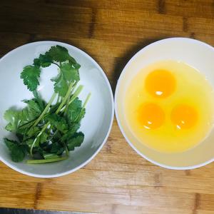 简单又美味～剁椒炒鸡蛋的做法 步骤1
