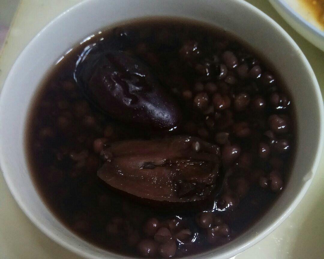 红枣薏米红豆一黑米粥