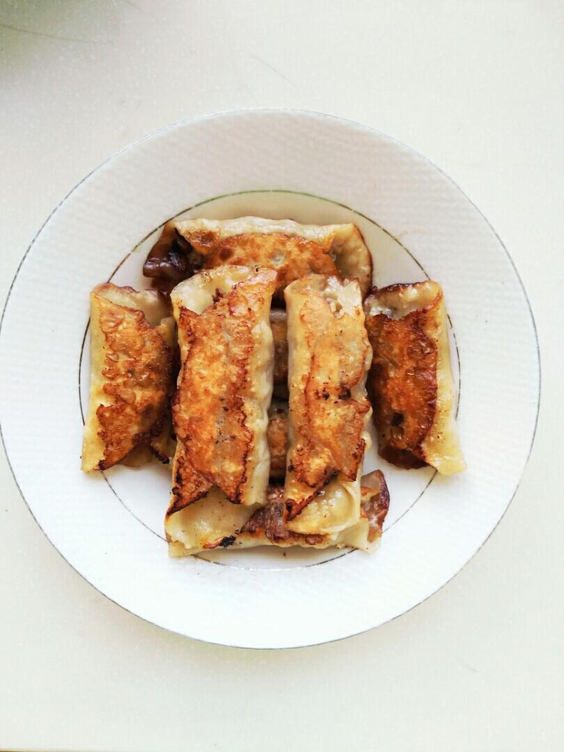 锅贴(脆皮的哟~)的做法