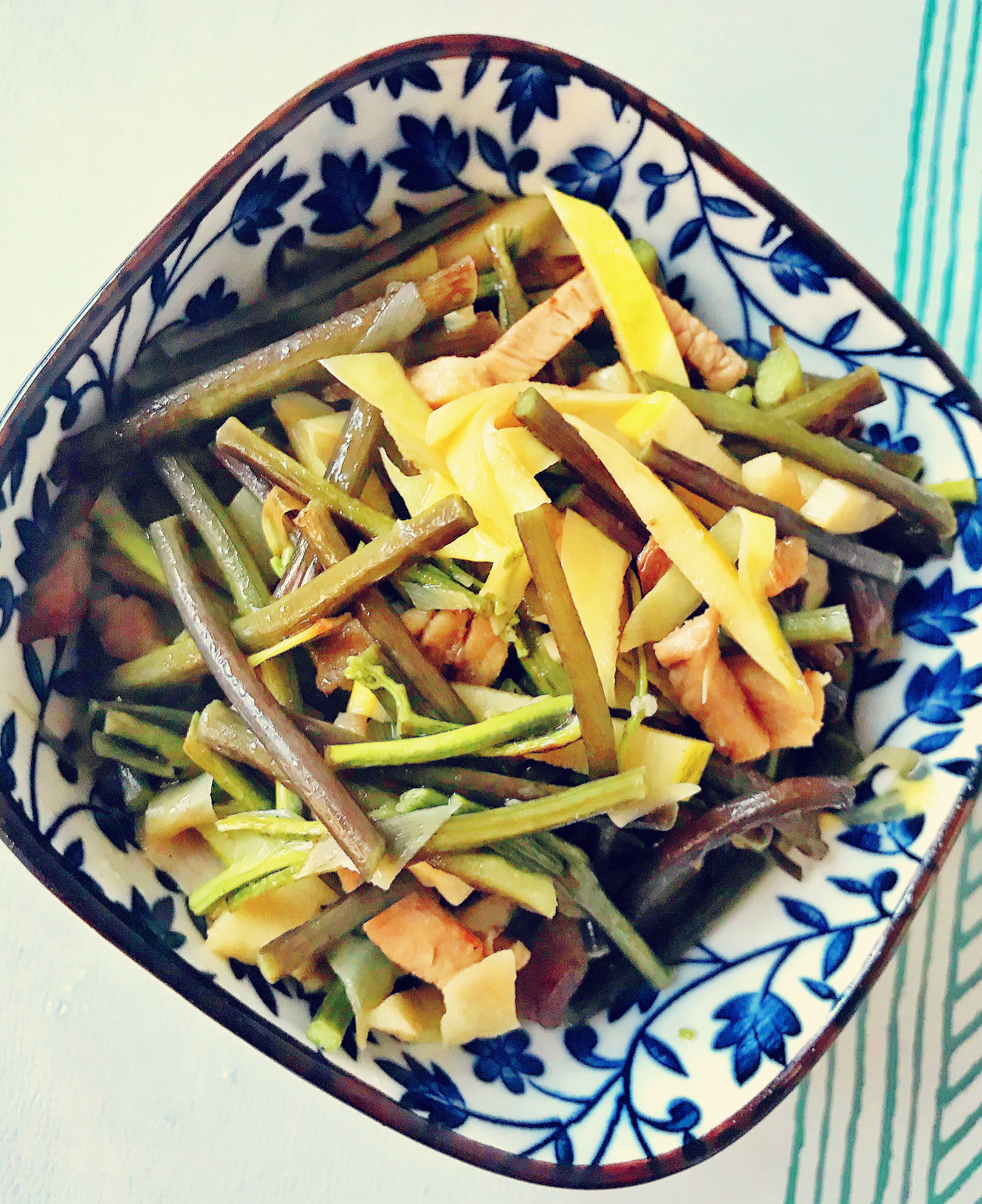 春天不能少的一道美食—糟肉丝春笋炒蕨菜的做法