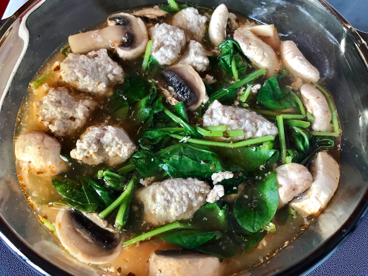 鸡油菌菠菜肉丸汤