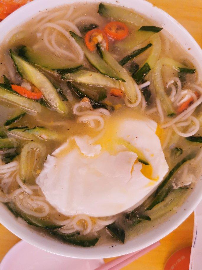 一碗清汤面 🍜 —— 秋日里的治愈系