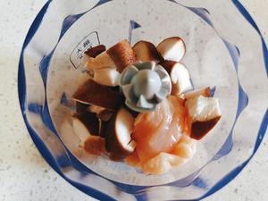 香菇鸡肉丸玉米胡萝卜汤（宝宝辅食）的做法 步骤3