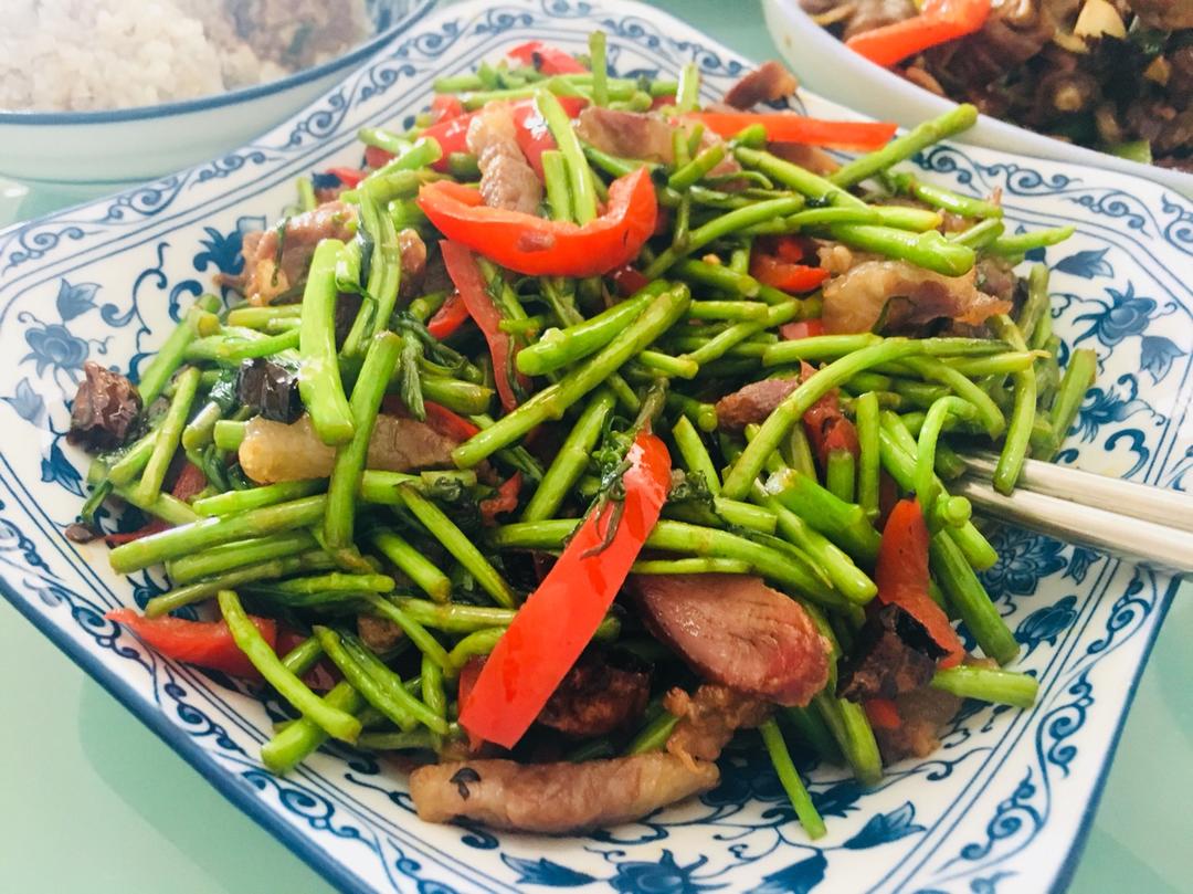 做过 厨房以内滴碎碎念 乡下才带上来的咸肉 一根根掐的鱼蒿