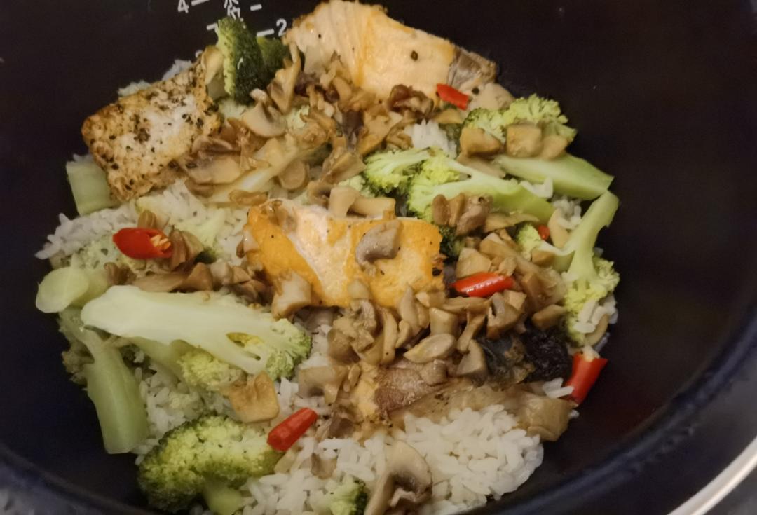 营养满分的香菇三文鱼焖饭（超简单懒人做法）