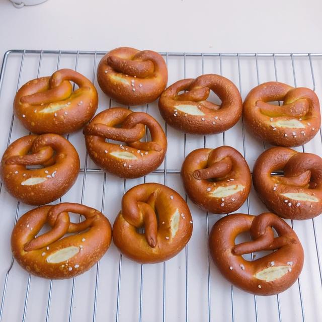 在家也能做德国著名面包：碱水面包