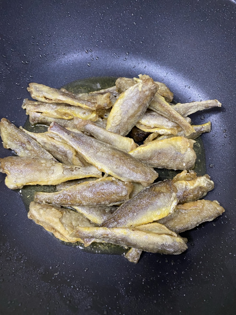 外酥里嫩：不会回软的干炸小黄鱼。