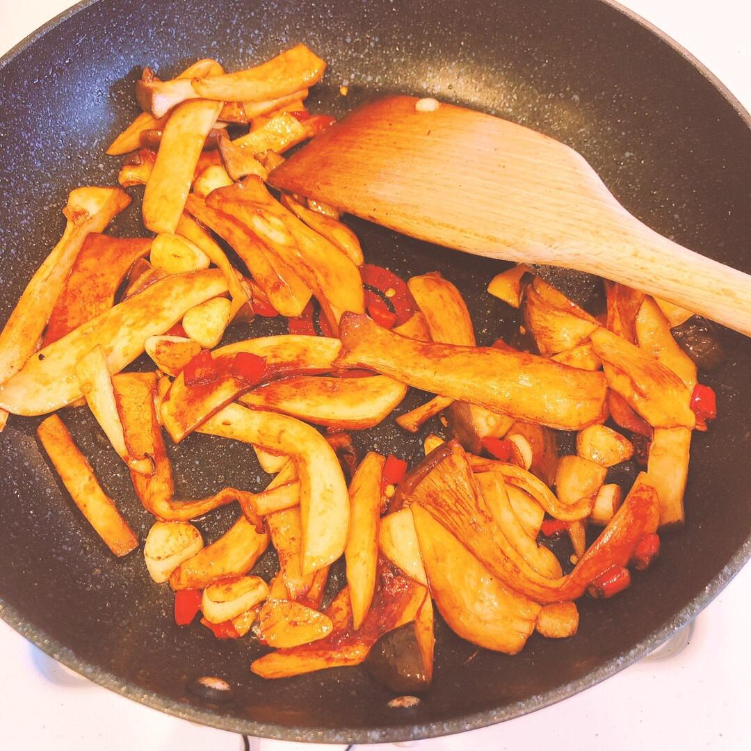 蚝油双椒手撕杏鲍菇，一口就会爱上它