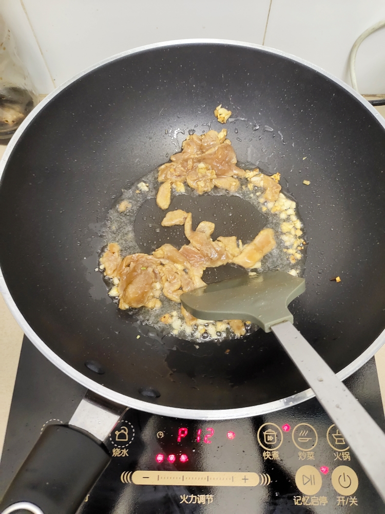 简单又下饭的青椒莲藕炒肉的做法 步骤4