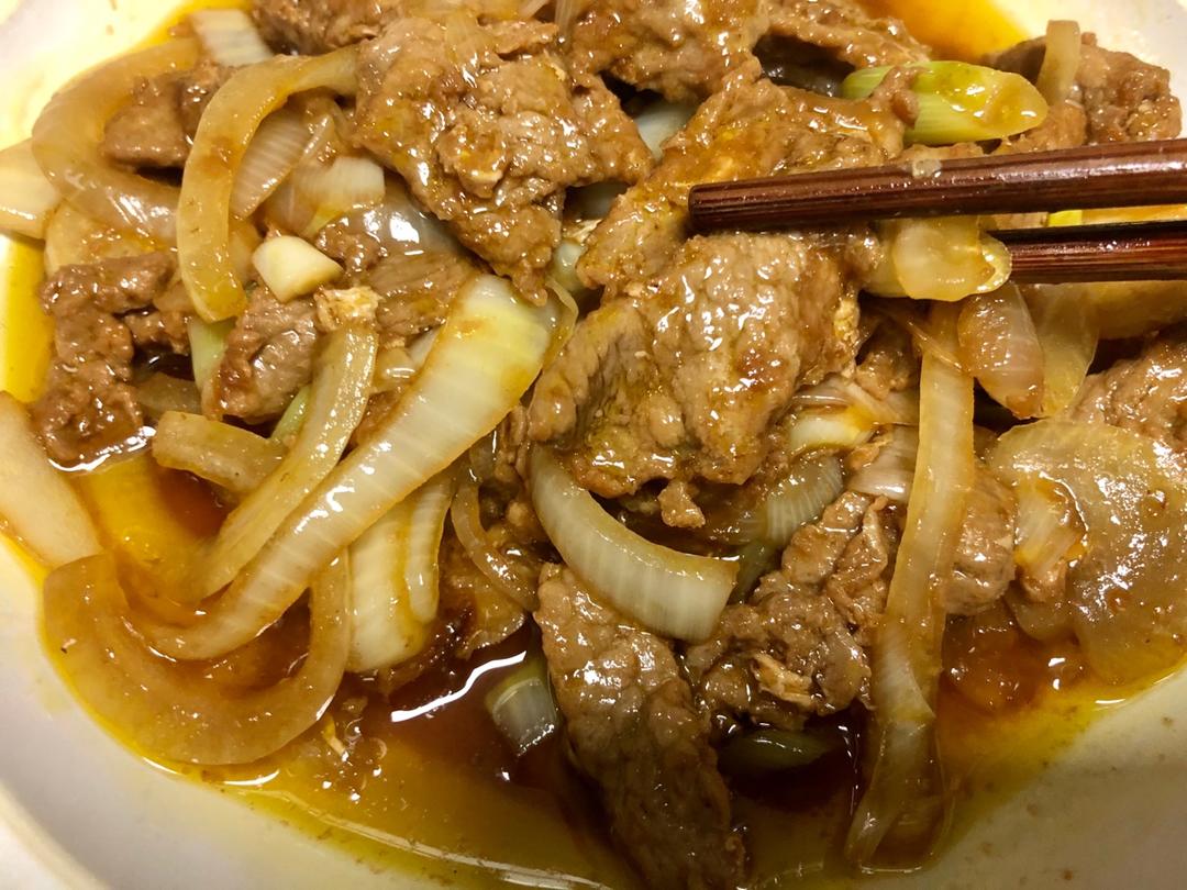 厨师长教你：“葱爆牛肉”的家常做法，葱香味浓郁先收藏起来