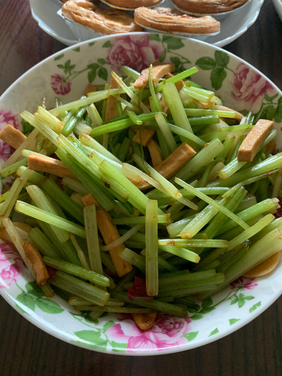 让何老师好吃到哭的同款芹菜炒香干，真的超美味