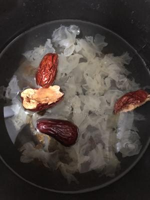 一人食桃胶红枣银耳汤，满满的胶原蛋白的做法 步骤4