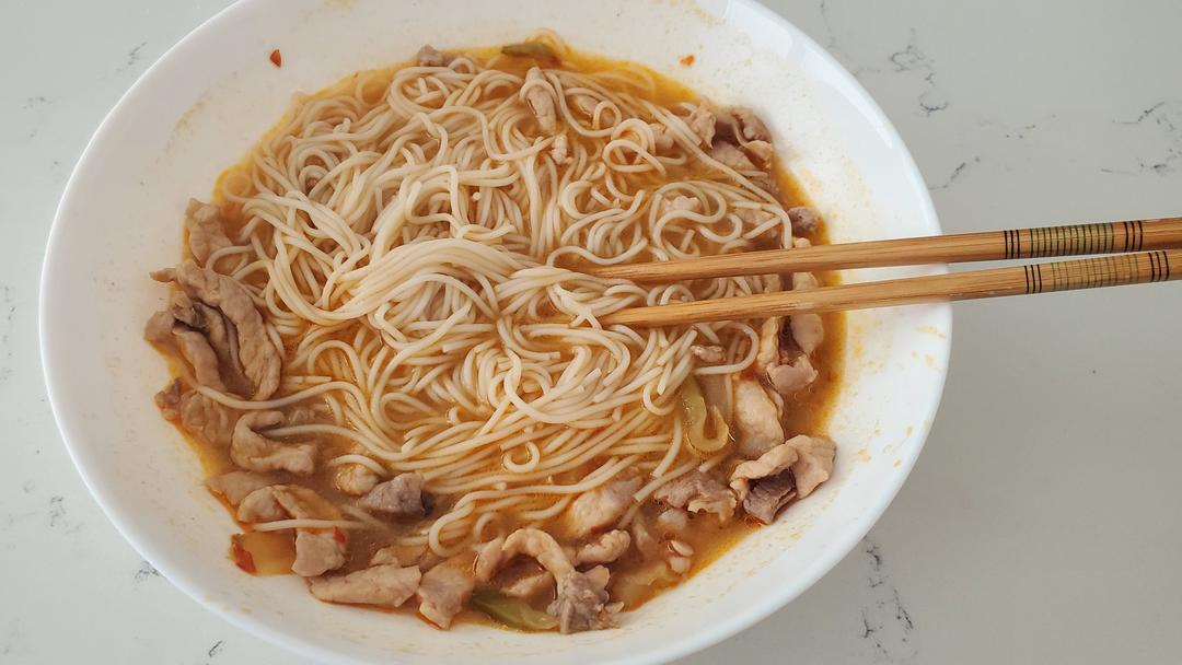教你在家也可以做的榨菜肉丝面，香辣开胃，面条好吃到连汤都不剩