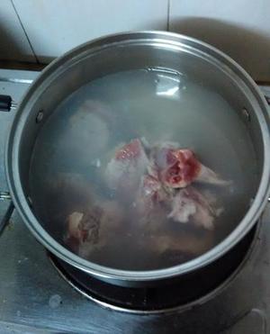 既祛湿解毒又润肺的土茯苓枇杷花煲猪骨汤的做法 步骤3