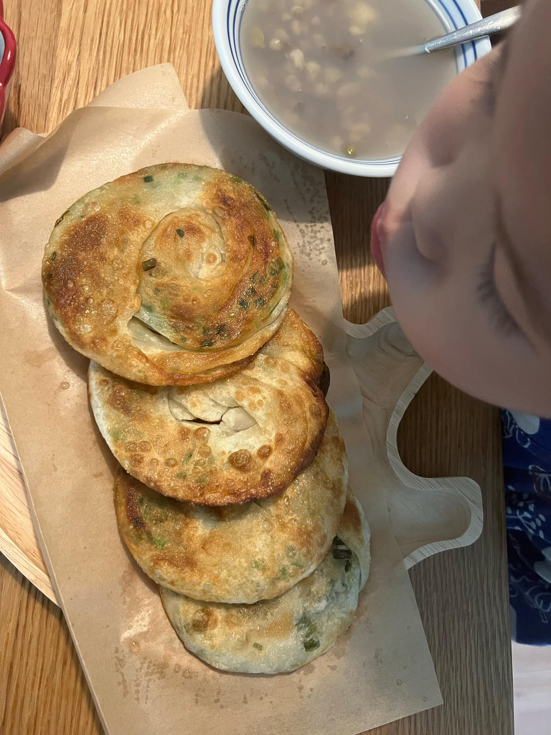 【葱油饼】假期好好做早餐，4步吃上香脆葱油饼！