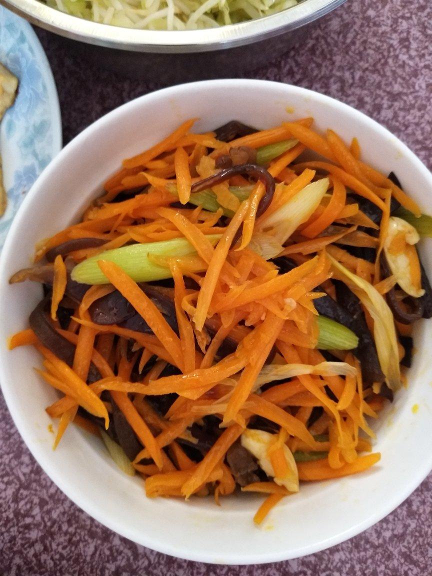 胡萝卜炒木耳