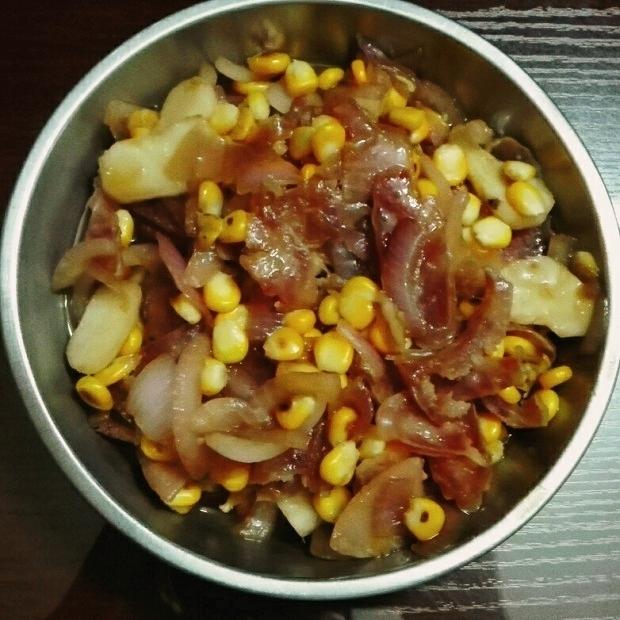 马蹄玉米洋葱炒腊肠的做法