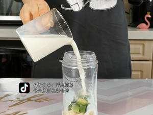 牛油果香蕉奶昔 宝宝版的做法 步骤4