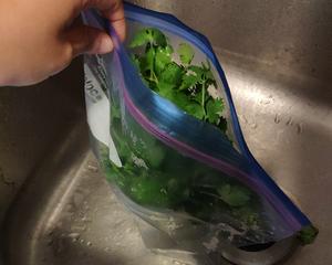 香菜保存方法：放冰箱养的做法 步骤5