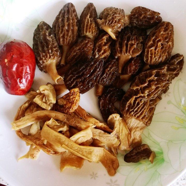 羊肚菌炖排骨汤