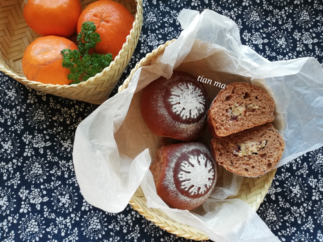 巧克力蔓越莓核桃乳酪餐包的做法