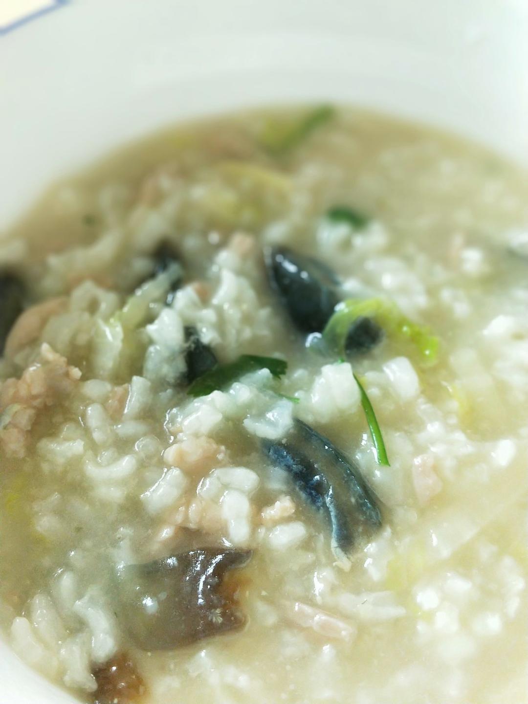 妈妈👩教我做的皮蛋瘦肉粥🥣简单快捷美味😋