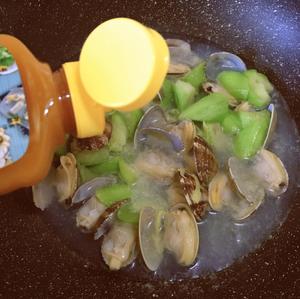 丝瓜蛤蜊汤——太太乐鲜鸡汁快手菜的做法 步骤5
