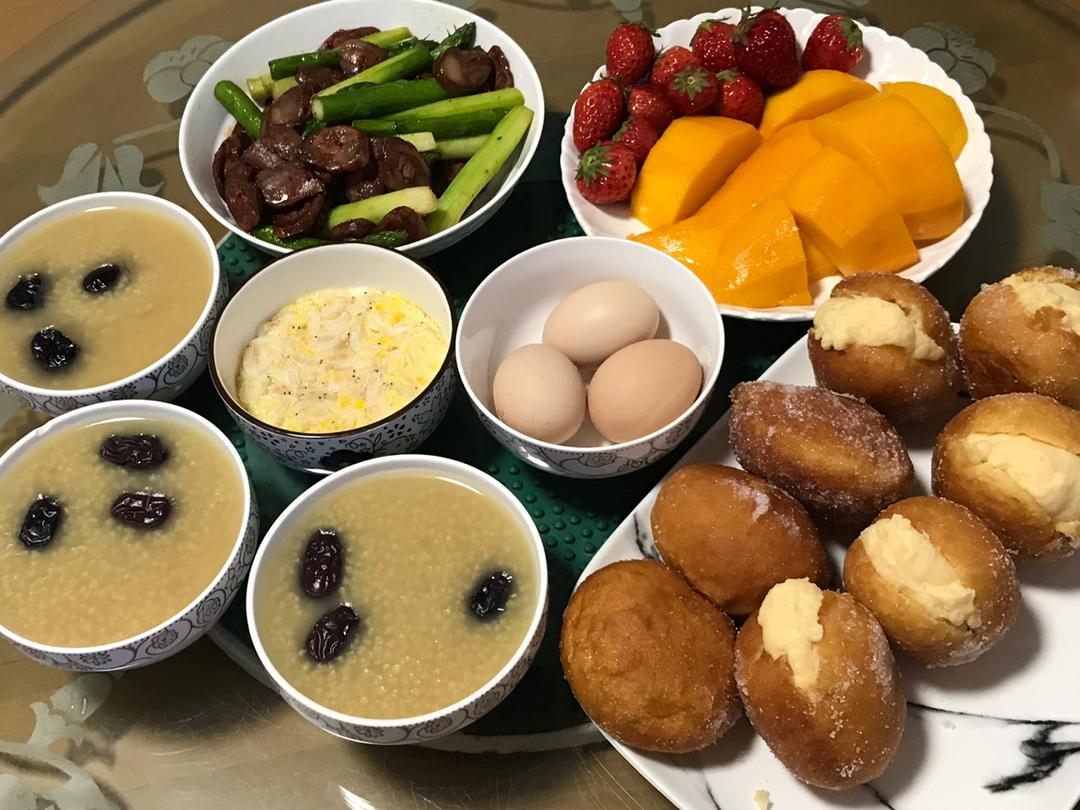 好吃到哭泣的甜甜圈VANILLA CREAM-FILLED DOUGHNUTS