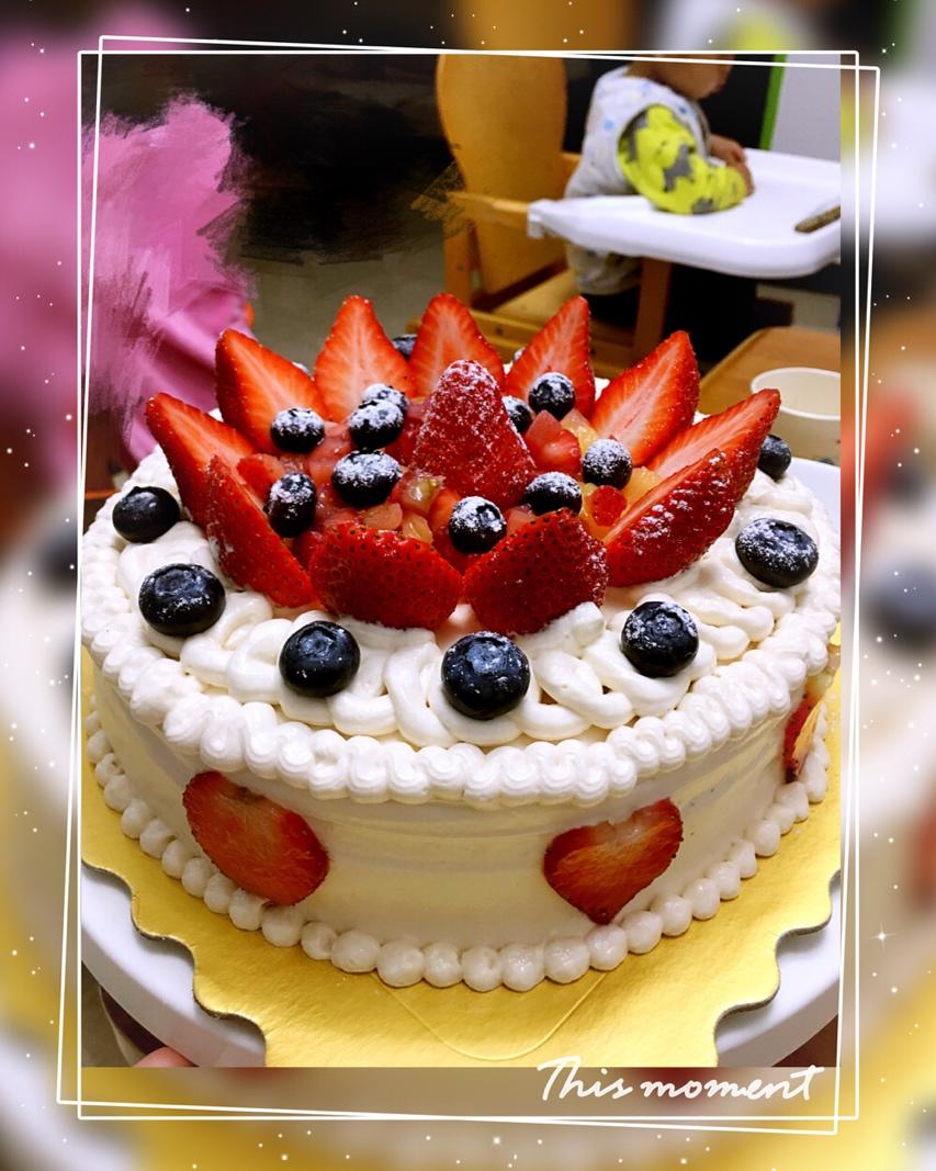 奶油草莓装饰蛋糕