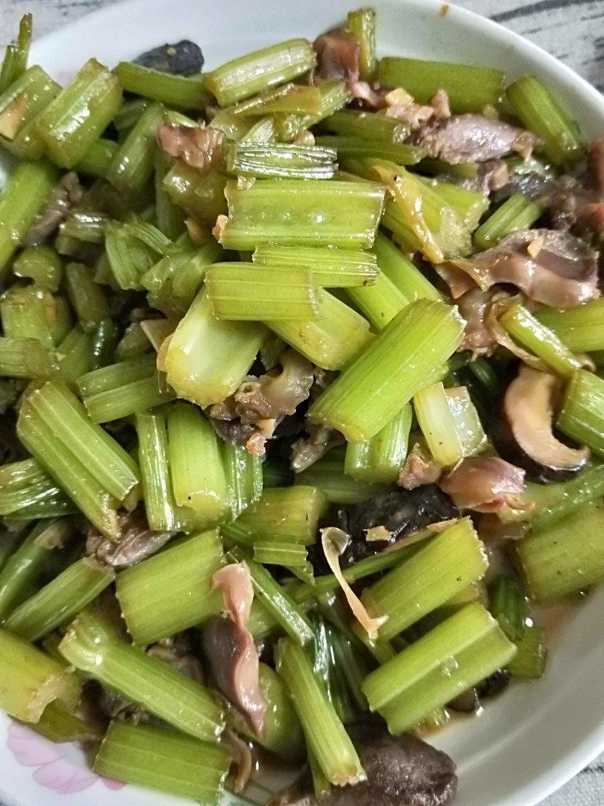 芹菜炒鸭胗