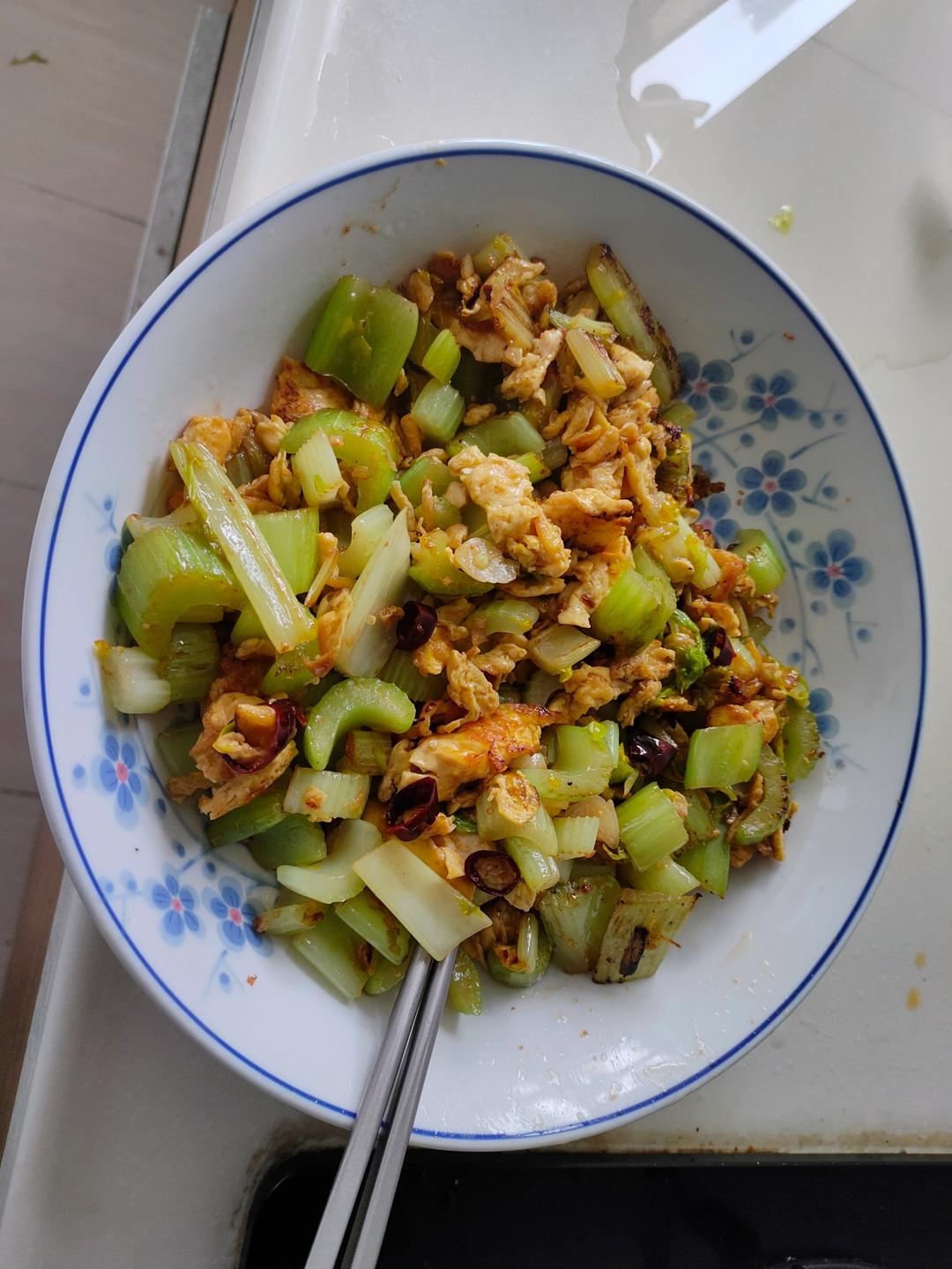 芹菜炒鸡蛋