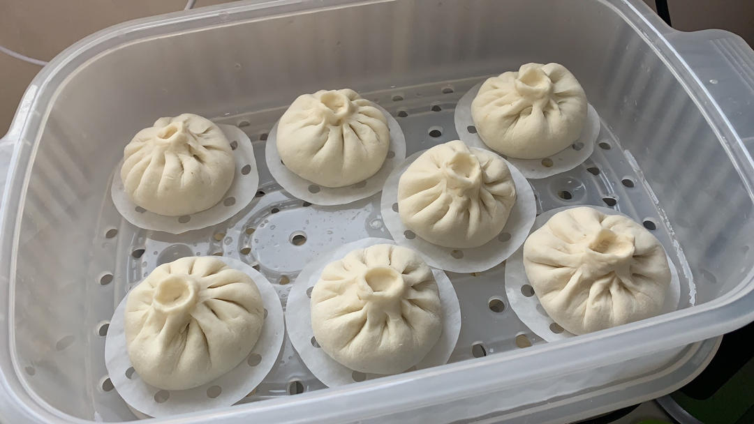 松软多汁的香葱香菇肉包子