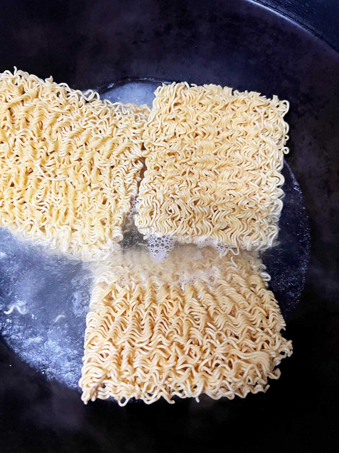 美味营养炒方便面的做法 步骤3