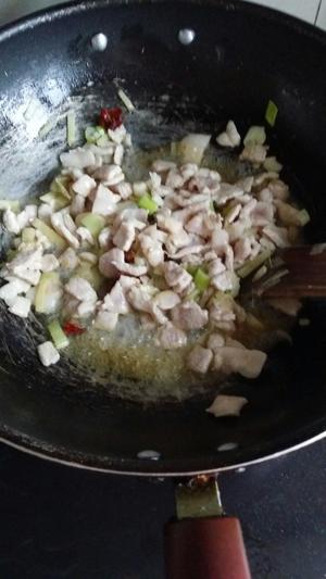 土豆芹菜炒肉的做法 步骤4