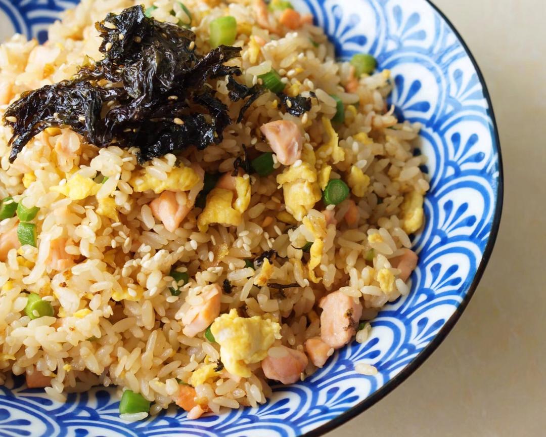 不用隔夜饭也能做出粒粒分明的三文鱼菜远鸡蛋炒饭的做法