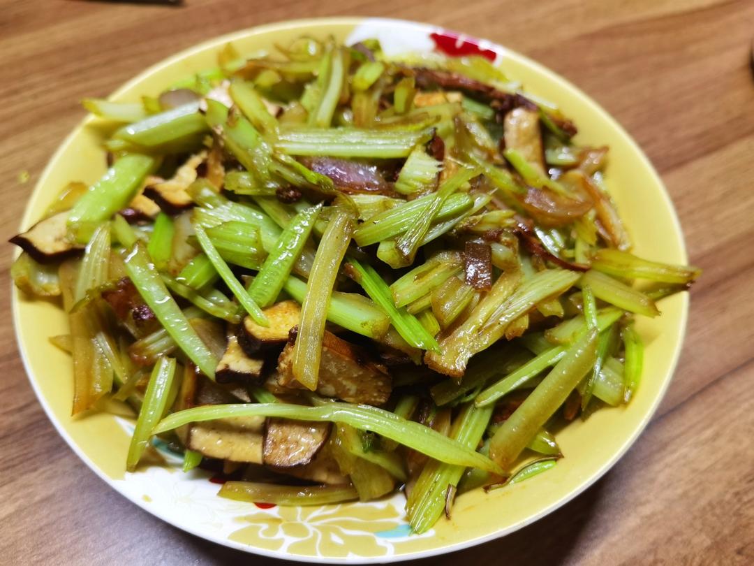 午餐晚餐简单快手下饭菜芹菜炒香干