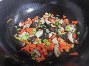 豌豆香菇胡萝卜什锦的做法 步骤3