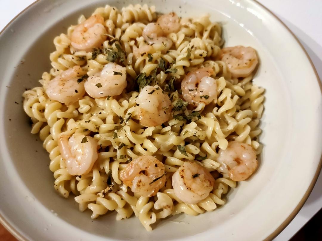 每天吃好吃做的10分钟煮出一锅鲜虾仁奶油意面太香了