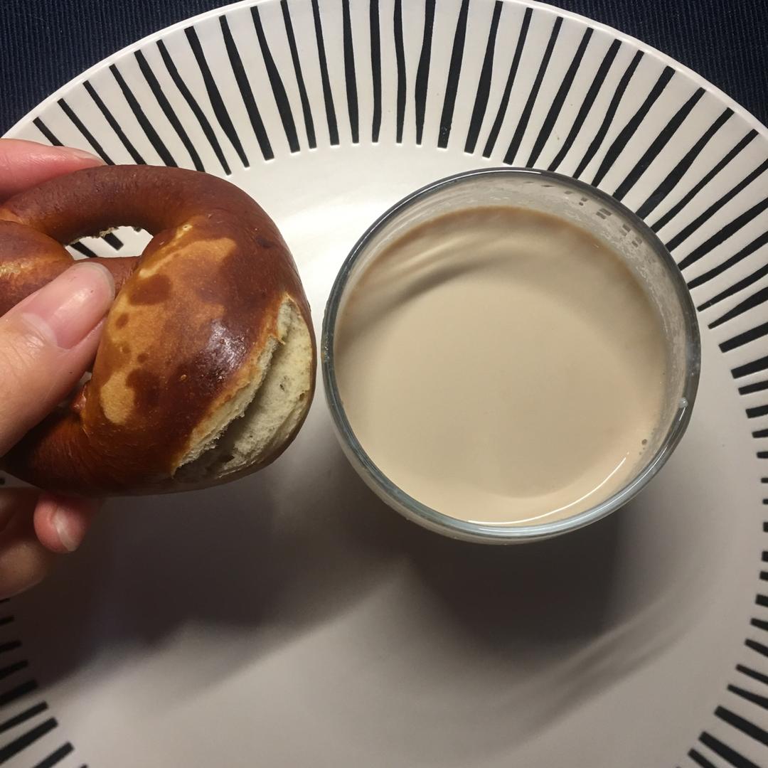 哈喽~面包你好！巴伐利亚碱水面包