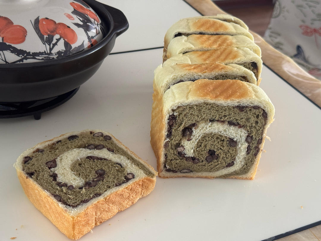 一次发酵的抹茶蜜豆双色吐司